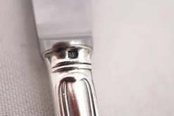 Ercuis Auteuil, 10 couteaux de table en métal argenté, excellent état, 22 cm.