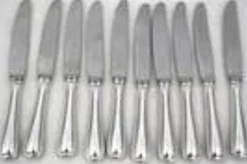Ercuis Auteuil, 10 couteaux de table en métal argenté, excellent état, 22 cm.