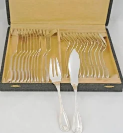 Ercuis Maintenon, Coquille, 12 couverts à poisson, 24 pièces en métal argenté.