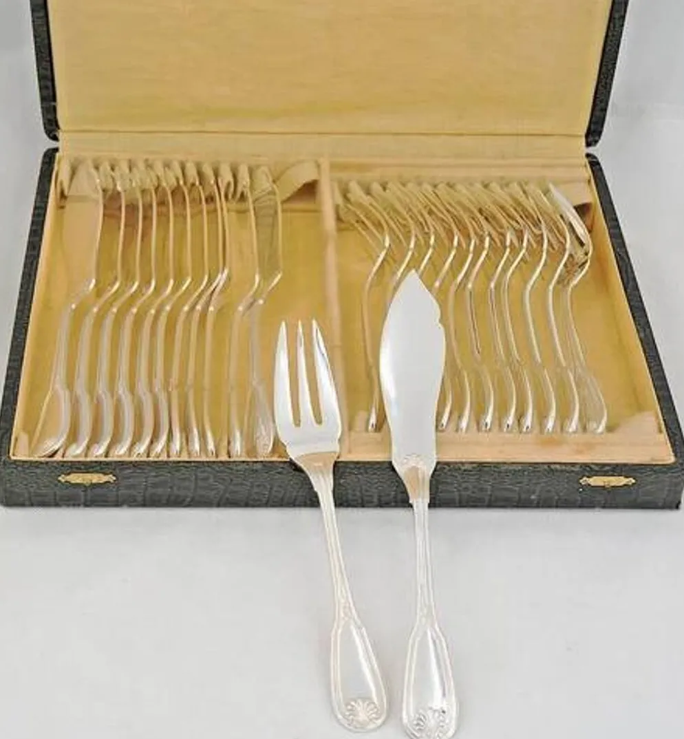 Ercuis Maintenon, Coquille, 12 couverts à poisson, 24 pièces en métal argenté.