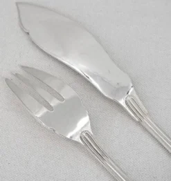 Ercuis Maintenon, Coquille, 12 couverts à poisson, 24 pièces en métal argenté.
