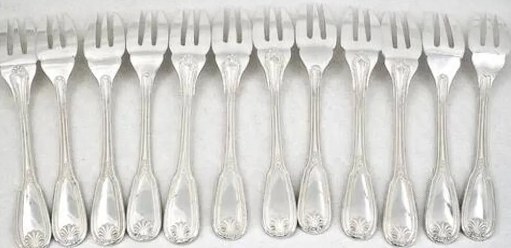 Ercuis Maintenon, Coquille, 12 couverts à poisson, 24 pièces en métal argenté.