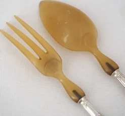 Ercuis Pompadour, lot de 4 couverts de service, à ragout et salade métal argenté