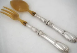 Ercuis Pompadour, lot de 4 couverts de service, à ragout et salade métal argenté
