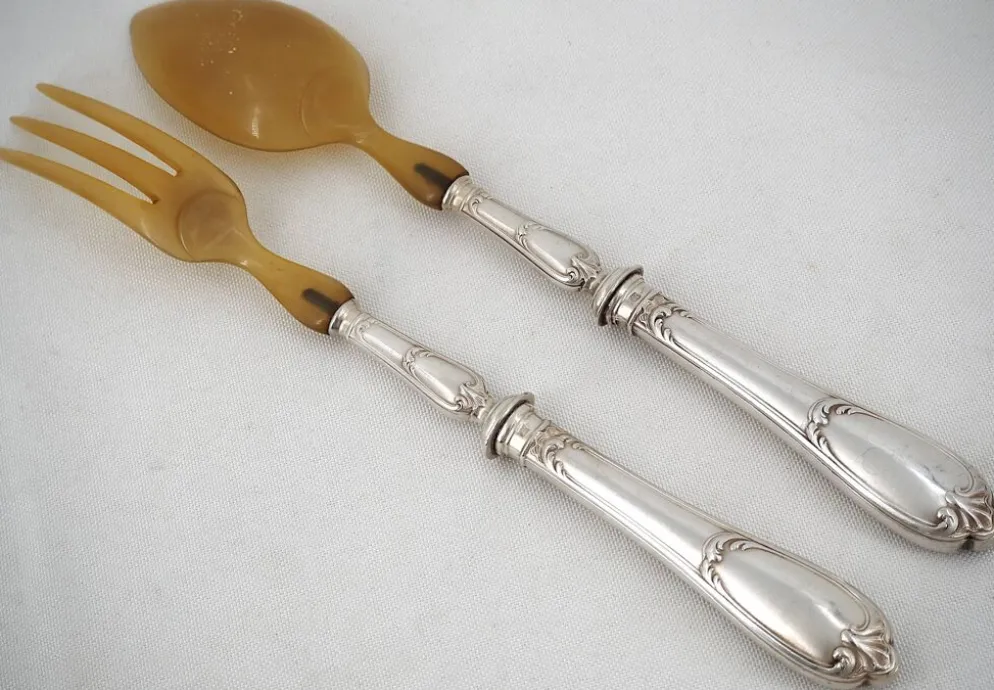 Ercuis Pompadour, lot de 4 couverts de service, à ragout et salade métal argenté