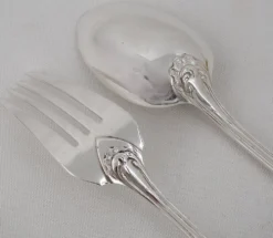 Ercuis Pompadour, lot de 4 couverts de service, à ragout et salade métal argenté