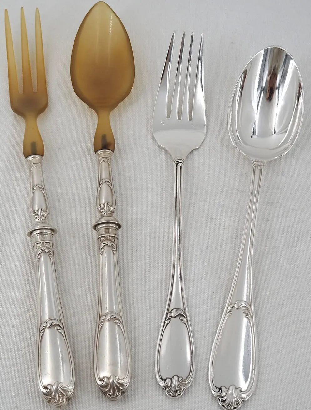 Ercuis Pompadour, lot de 4 couverts de service, à ragout et salade métal argenté