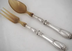 Ercuis Pompadour, lot de 4 couverts de service, à ragout et salade métal argenté