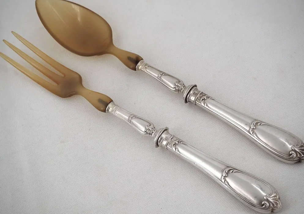 Ercuis Pompadour, lot de 4 couverts de service, à ragout et salade métal argenté