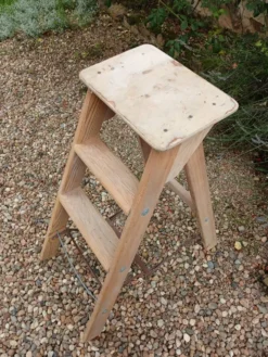 Escabeau ancien en bois
