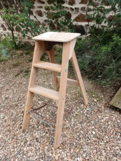 Escabeau ancien en bois
