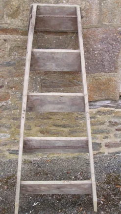 Escabeau ancien en bois
