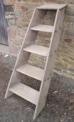 Escabeau ancien en bois