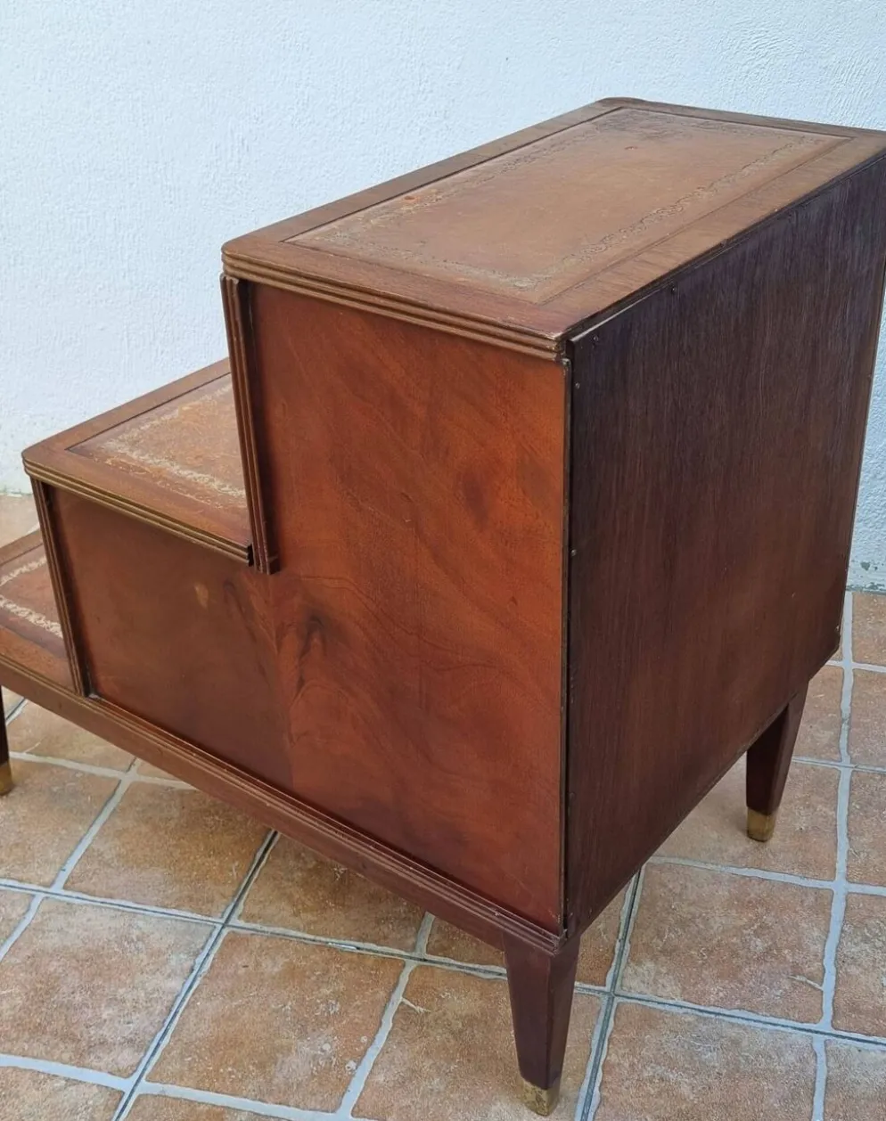 Escalier bibliothèque vintage style anglais, coffre, bois et cuir, 67 cm