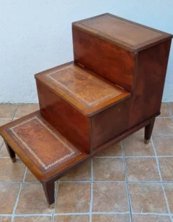 Escalier bibliothèque vintage style anglais, coffre, bois et cuir, 67 cm