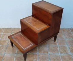 Escalier bibliothèque vintage style anglais, coffre, bois et cuir, 67 cm