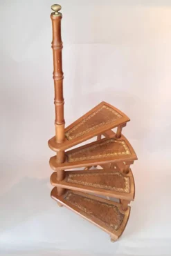 Escalier de bibliothèque en colimaçon en hêtre et cuir marron.