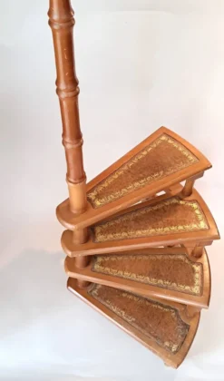 Escalier de bibliothèque en colimaçon en hêtre et cuir marron.