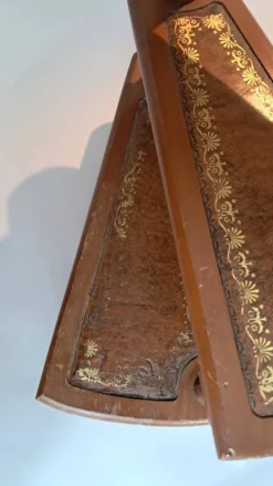 Escalier de bibliothèque en colimaçon en hêtre et cuir marron.