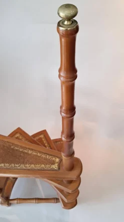 Escalier de bibliothèque en colimaçon en hêtre et cuir marron.