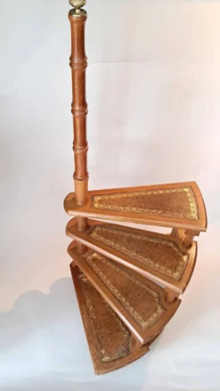 Escalier de bibliothèque en colimaçon en hêtre et cuir marron.