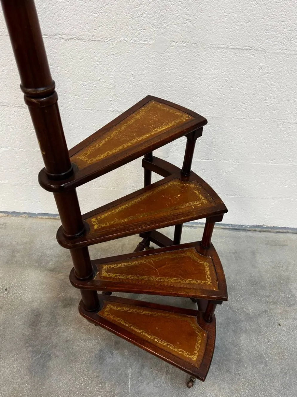 Escalier en spiral de la bibliothèque Géorgienne année 1950 Angleterre