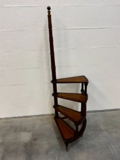 Escalier en spiral de la bibliothèque Géorgienne année 1950 Angleterre