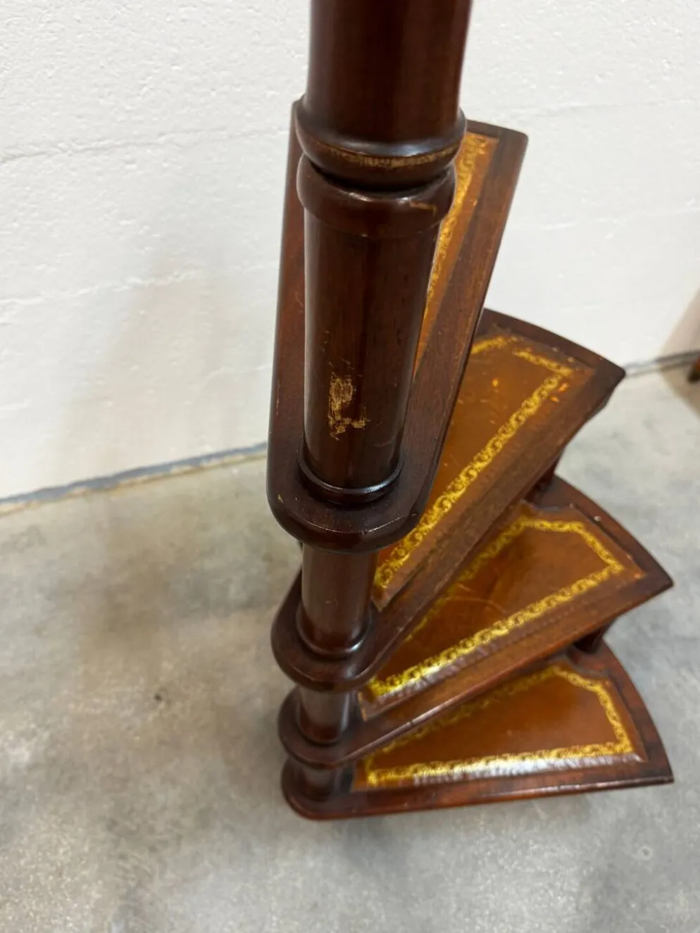 Escalier en spiral de la bibliothèque Géorgienne année 1950 Angleterre