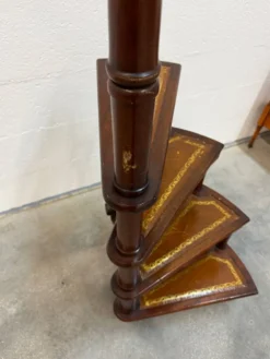 Escalier en spiral de la bibliothèque Géorgienne année 1950 Angleterre