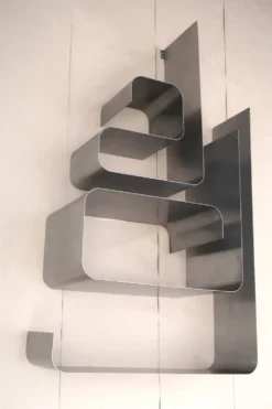 Etagère bibliothèque Zig Zag de Joelle Ferlande et François Monnet en acier