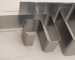 Etagère bibliothèque Zig Zag de Joelle Ferlande et François Monnet en acier