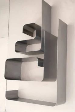 Etagère bibliothèque Zig Zag de Joelle Ferlande et François Monnet en acier