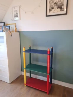 Etagère crayon style memphis