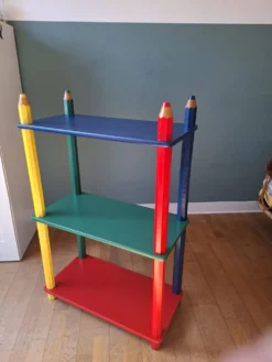 Etagère crayon style memphis