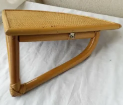 Etagère d'angle en rotin