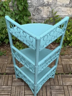 Etagère d’angle en rotin turquoise vintage 1960