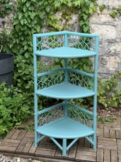 Etagère d’angle en rotin turquoise vintage 1960