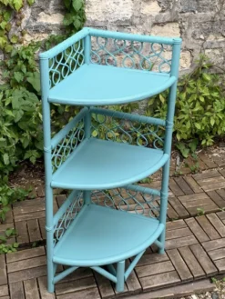 Etagère d’angle en rotin turquoise vintage 1960