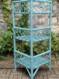 Etagère d’angle en rotin turquoise vintage 1960