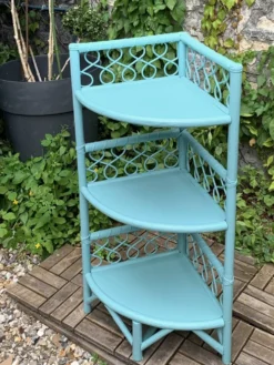 Etagère d’angle en rotin turquoise vintage 1960