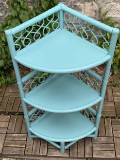 Etagère d’angle en rotin turquoise vintage 1960