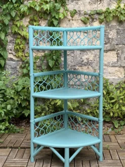 Etagère d’angle en rotin turquoise vintage 1960
