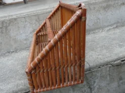 Etagère en bambou années 70 ou porte courrier