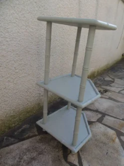 Etagère en bambou peinte en vert de gris