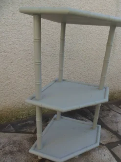 Etagère en bambou peinte en vert de gris