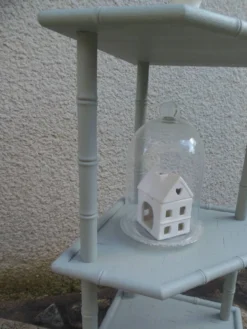 Etagère en bambou peinte en vert de gris