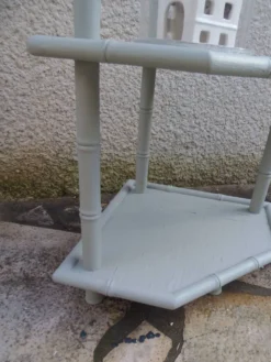 Etagère en bambou peinte en vert de gris
