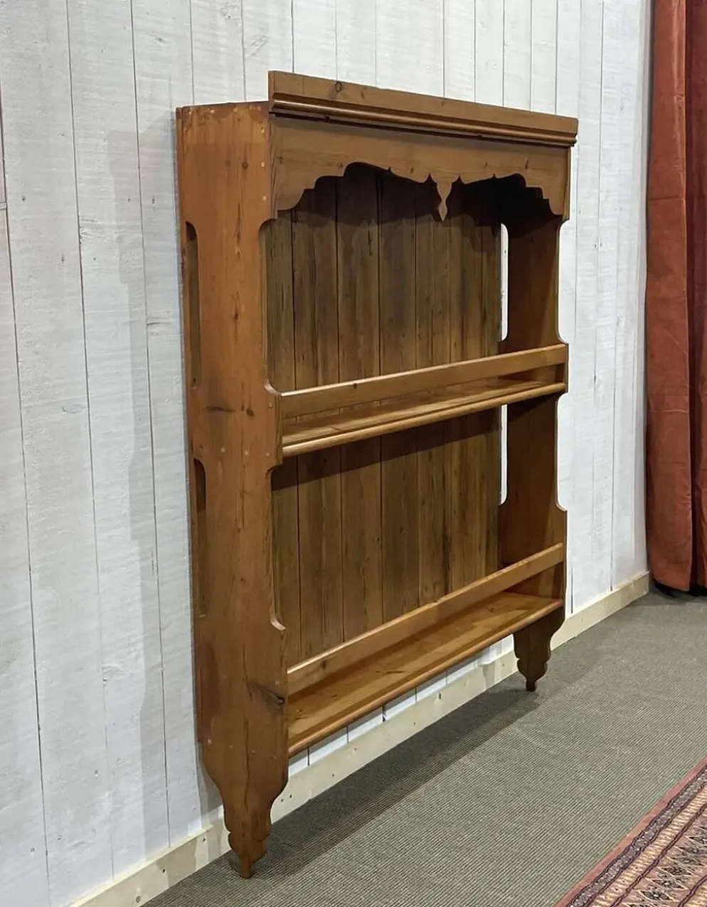 Etagère en sapin anglaise des années 1930