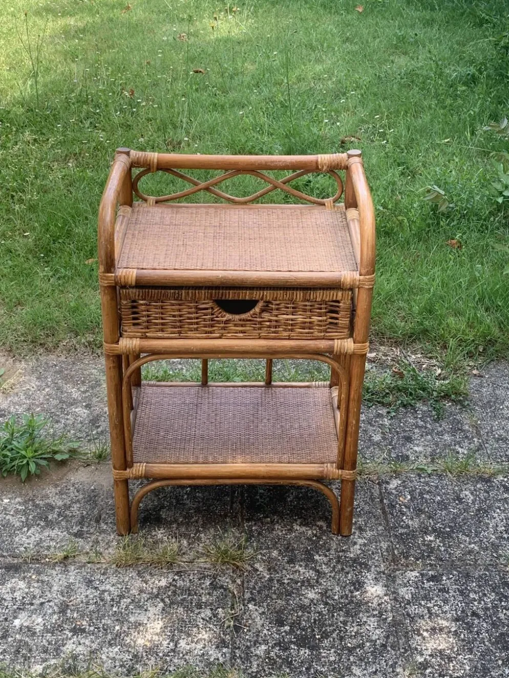 Etagère, meuble d'appoint, chevet en bambou et rotin vintage