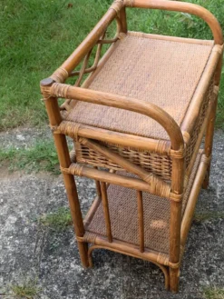 Etagère, meuble d'appoint, chevet en bambou et rotin vintage